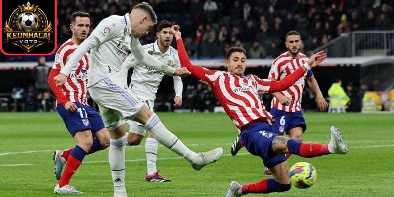 Real Madrid thắng chật vật Atletico: Nguy cơ lớn khi Barcelona nhắm vào tử huyệt 1 Thắng lợi nhọc nhằn khi Real Madrid không còn kiểm soát thế trận