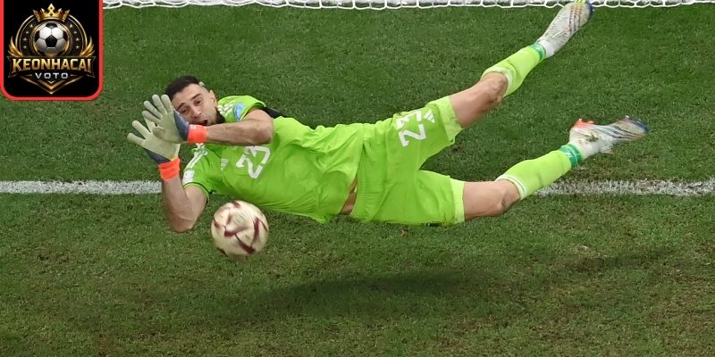 Martinez gãy tay vẫn cứu Aston Villa đăng quang