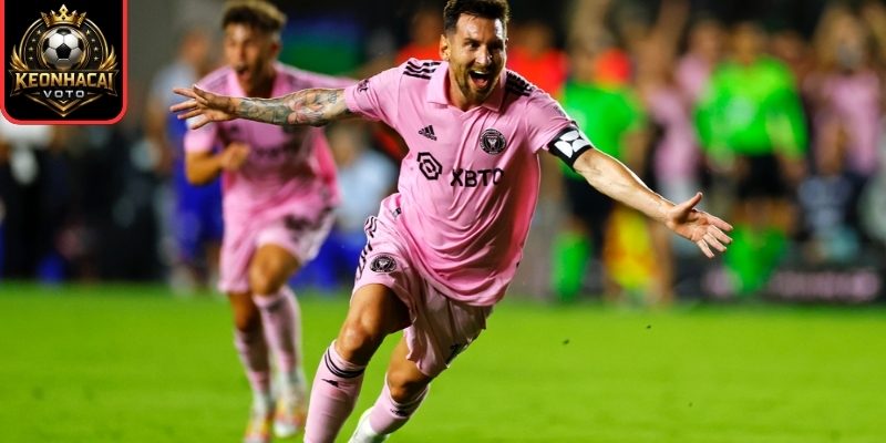 Messi thăng hoa, Ronaldo chạm đáy phong độ